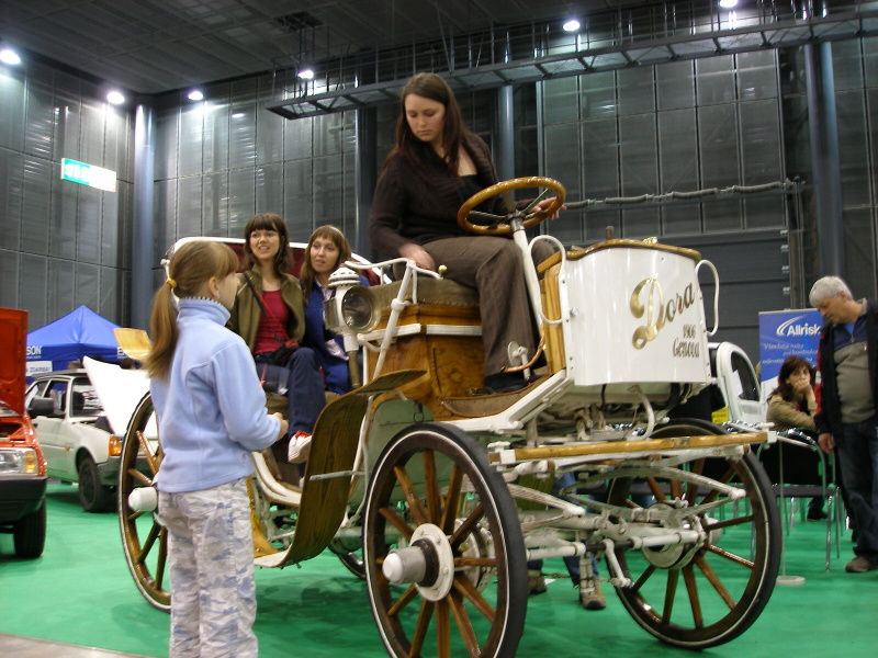 Lenka na elektromobilu Dora z r. 1906